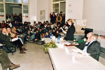 Foto-cronaca della intitolazione di un'aula alla docente Adele Longobardi