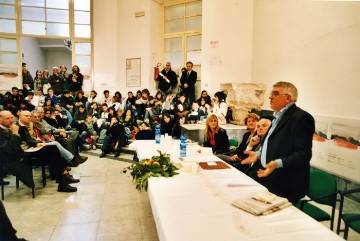 Foto-cronaca della intitolazione di un'aula alla docente Adele Longobardi