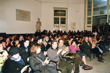 Foto-cronaca della intitolazione di un'aula alla docente Adele Longobardi