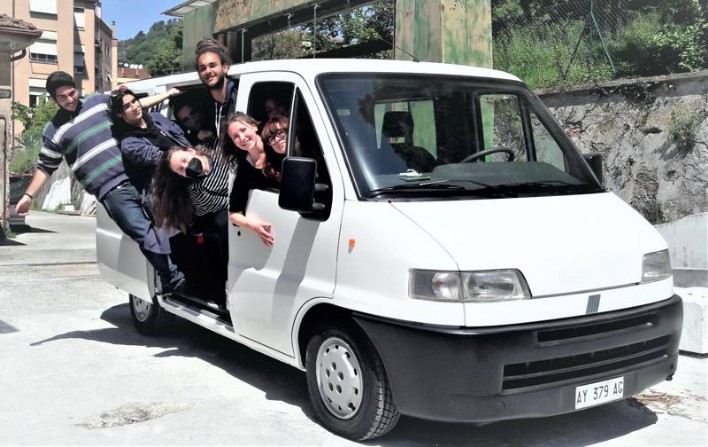 Fotografia di alcuni studenti sul furgone