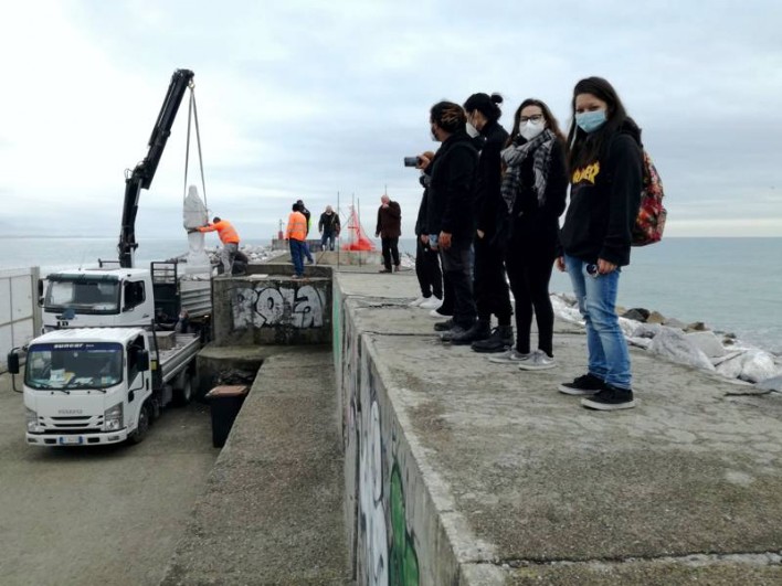 Posizionamento della Madonnina sul Porto di Marina di Carrara