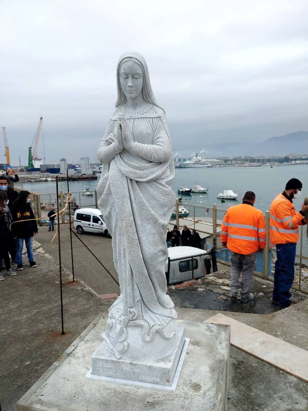 Posizionamento della Madonnina sul Porto di Marina di Carrara